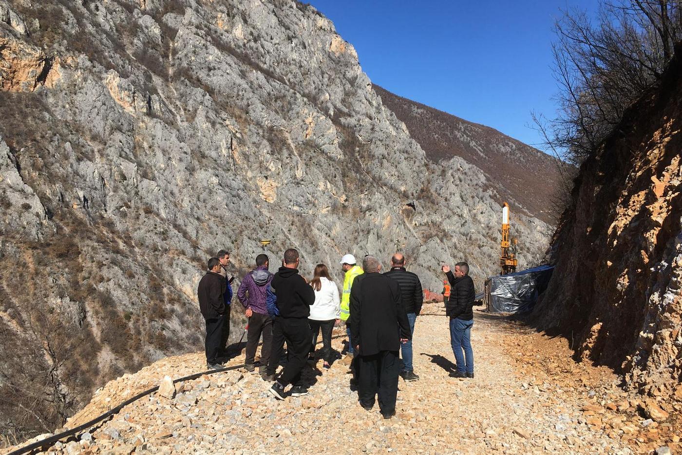 Menschen an Baustelle für Wasserkraftwerk