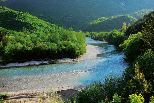 Der Fluss Neretva mit naturbelassenen Ufern