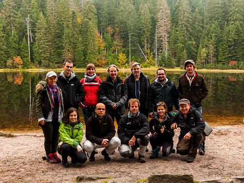 Mazedonische Naturschützer vor einem Waldsee im Schwarzwald