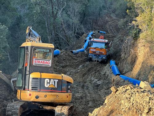 Bagger bei den Bauarbeiten am Himara Water Extraction Project an der Shushica