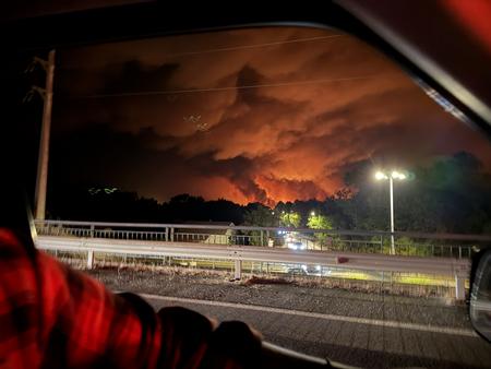 Aufnahme aus fahrendem Auto auf riesiges Feuer