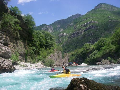 Zwei Kajakfahrer in der Moraca-Schlucht in Montenegro