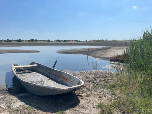 Fischerboot im ausgetrockneten Feuchtgebiet