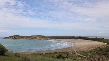 Wellen brechen am Sandstrand von Zvernec in Albanien