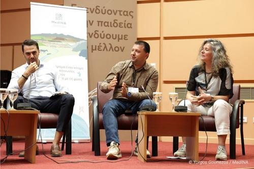 Olsi Nika von EcoAlbania am Mikro bei Paneldiskussion