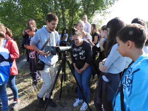 Schulkinder bei der Vogelbeobachtung am Green Belt Day in Serbien.
