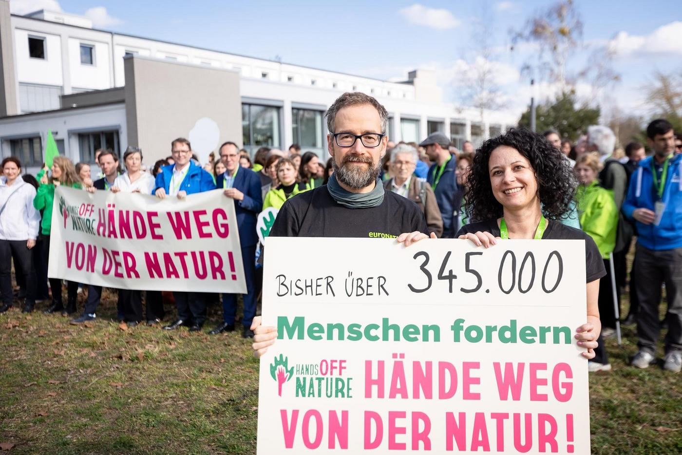 EuroNatur-Mitarbeiter fordern "Hände weg von der Natur!"