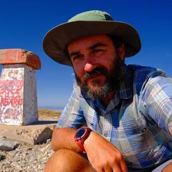 bärtiger Wanderer auf Bergspitze