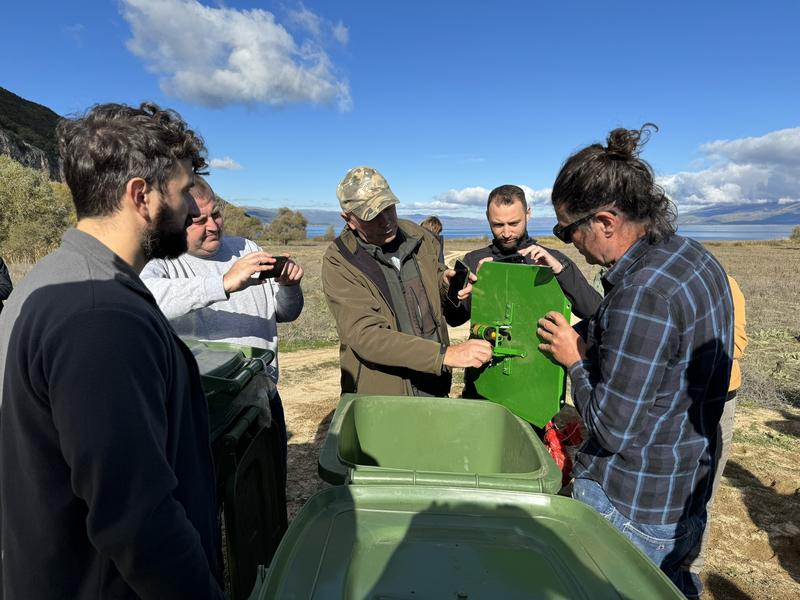 Bear-proof rubbish bin A man explains how a bear-proof rubbish bin works