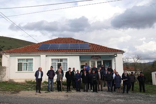 Menschen vor Haus mit Solardach