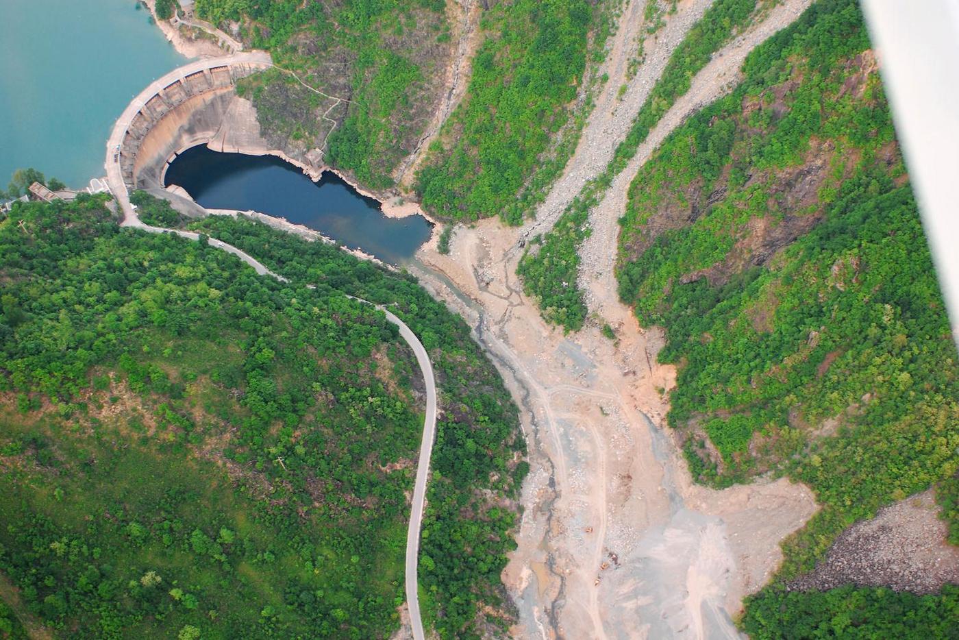 Gewaltige Staumauer zerstört Fluss