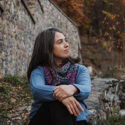 Frosina Pandurska-Dramikjanin vor einer Trockensteinmauer