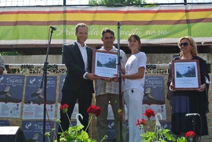 EuroNatur-Projektleiter Stefan Ferger übergibt die Auszeichnung "Europäisches Storchendorf 2015" an Taraš in Serbien