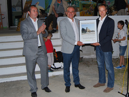 The certificate of the European Stork Village 2016 is handed over