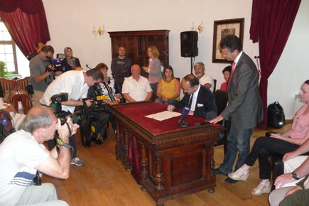 Mayors and representatives from European stork villages sign the Cigoc declaration