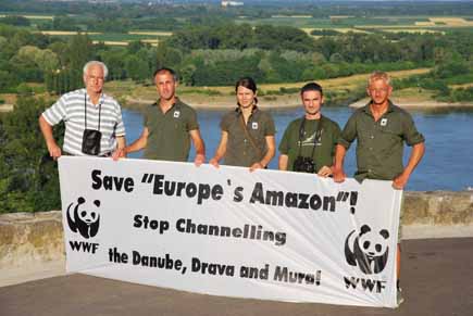 Vertreter von EuroNatur, WWF und der kroatischen Gesellschaft für Vogel- und Naturschutz protestieren gegen den Ausbau von Donau, Drau und Mur in Kroatien