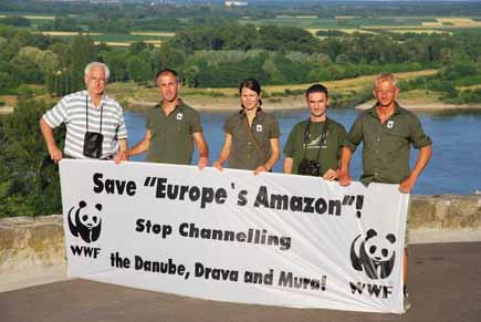 © WWF / Lisa Simon Vertreter von EuroNatur, WWF und der kroatischen Gesellschaft für Vogel- und Naturschutz protestieren gegen den Ausbau von Donau, Drau und Mur in Kroatien