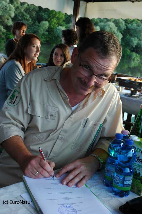 Goran Gugic, Leiter des Naturparks Lonjsko Polje beim Unterzeichnen der Absichtserklärung.