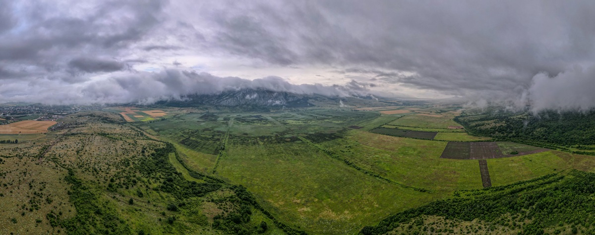 Dragoman-Sumpf mit dem Berg Chepan im Hintergrund