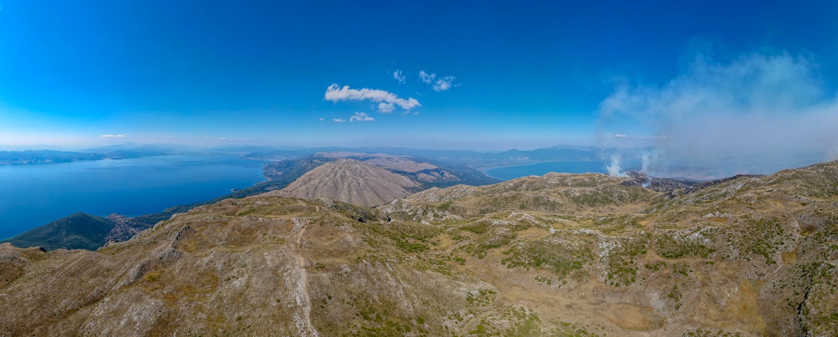 Panoramasicht auf den Ohrid- und den Prespasee mit Rauch von Feuern