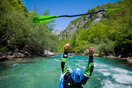 Kajakfahrer auf einem Wildfluss