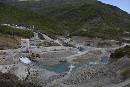 Baustelle des Wasserkraftwerks im albanischen Nationalpark "Bredhi i Hotovës"