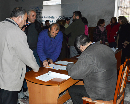 People of Kharshova signing the declaration.