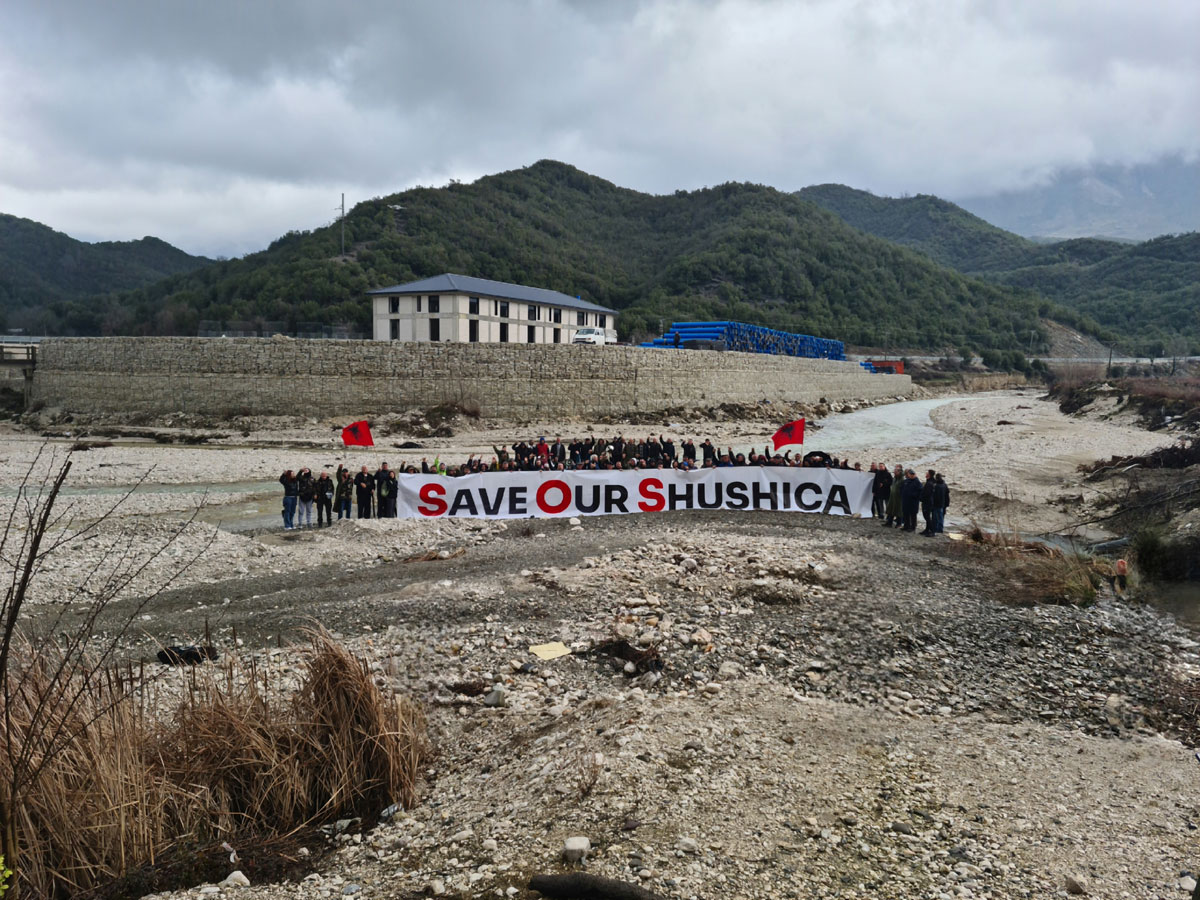 Menschen demonstrieren gegen Himara-Projekt