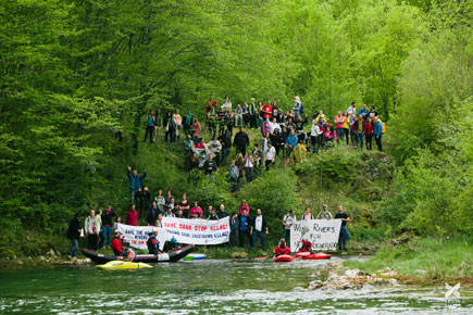 Protest am Ufer und in Kajaks