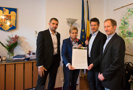 Adriana Petcu, Minister for Water and Forests (center) by Gabriel Schwaderer (CEO EuroNatur, 2nd from right), Gabriel Paun (biologist, CEO Agent Green; left) and Matthias Schickhofer (forest advocat and journalist; right)