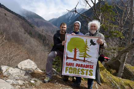 Wissenschaftler mit Plakat in der Gebirgslandschaft von Boia Mica.