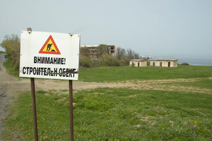 Baustellenschild auf einer Wiese