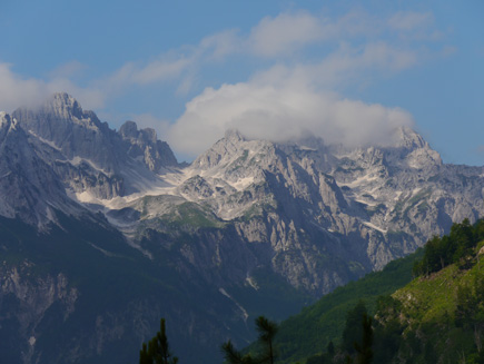 Hohe zerklüftete Berggipfel in Albanien