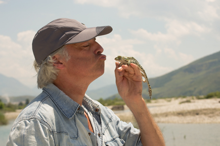 Ulrich Eichelmann kissing a marsh frog.
