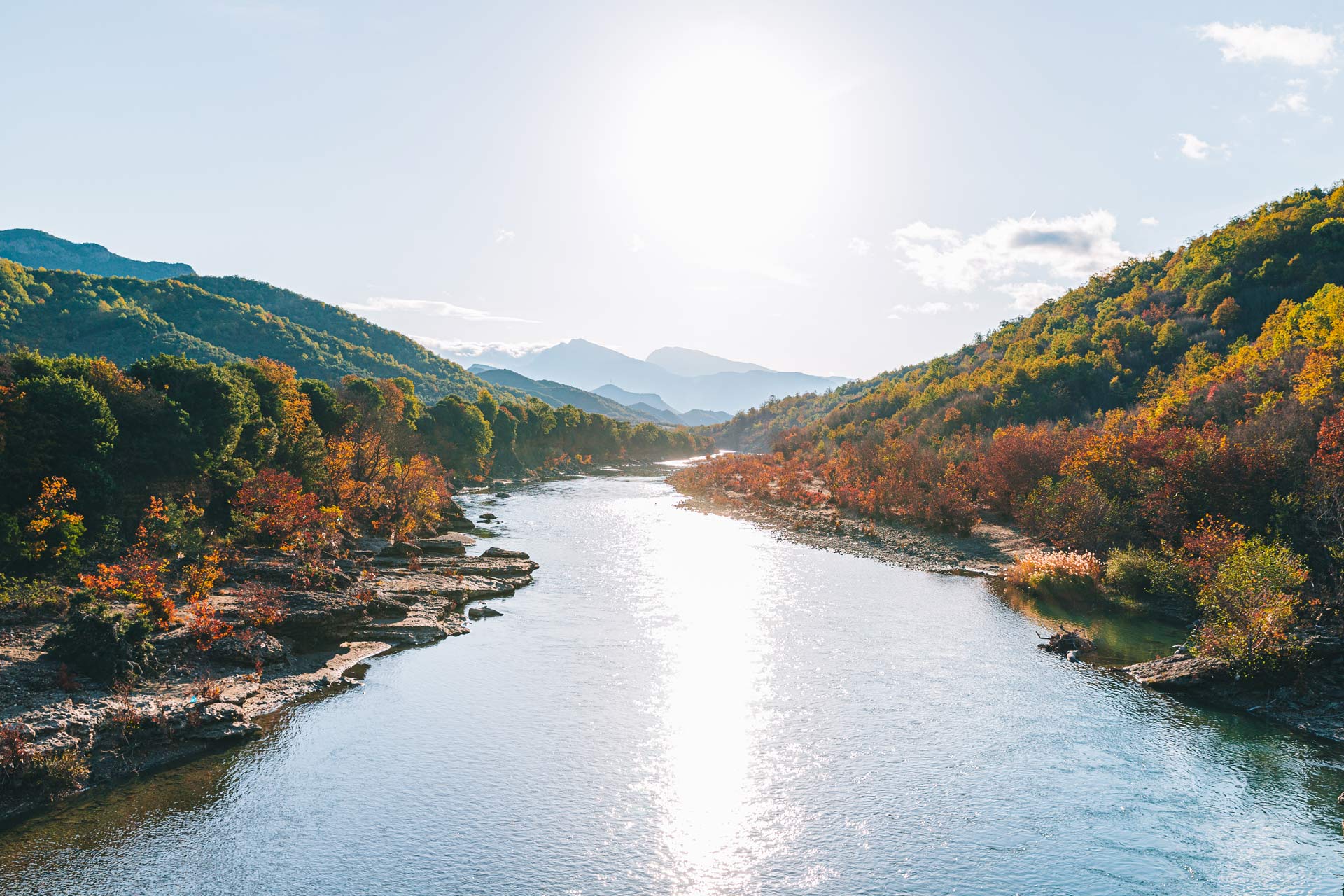 Der Fluss Aoos bei Konsita im Gegenlicht.