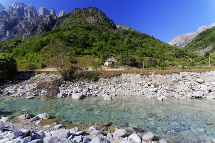 Klarer Fluss im Gebirge