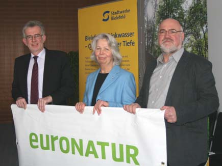 Friedhelm Rieke (Geschäftsführer Stadtwerke Bielefeld), Christel Schroeder (EuroNatur-Präsidentin) und Lutz Ribbe (naturschutzpolitischer Direktor EuroNatur) mit EuroNatur-Plakat