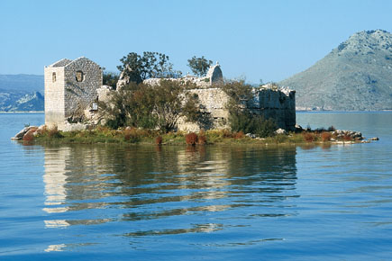 Burg Grmožur auf einer Insel im Skutarisee