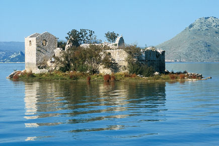 Die Insel Grmozur im Nationalpark Skutari in Montenegro.