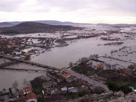 Überschwemmte Ebene mit Häusern, die im Hochwasser stehen