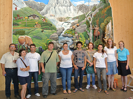 Die Teilnehmer der Studienreise besuchen die Umweltbildungsstätten im "Haus der Berge" in Berchtesgaden.