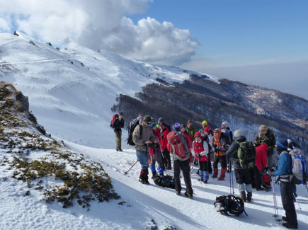 Wandergruppe im schneebedeckten Gebirge