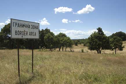 Grenzschild am Grünen Band in Bulgarien nahe der türkischen Grenze