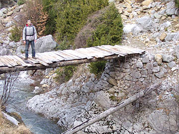 Holzbrücke über einen Gebirgsbach