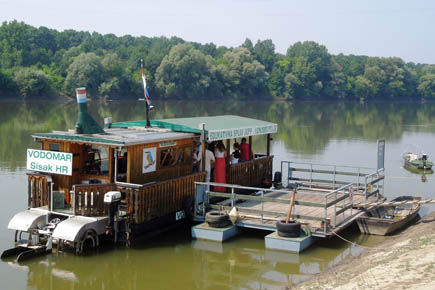 Beobachtungsplattform „Vodomar“ im Naturpark Lonjsko Polje auf einem Boot mit Heckschaufelrad