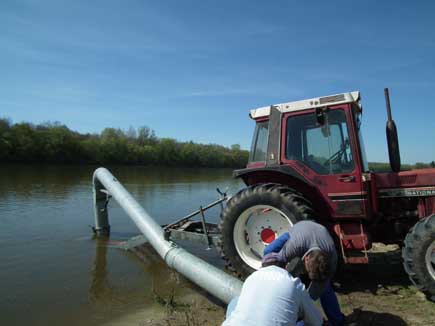 Traktor mit Wasserpumpe