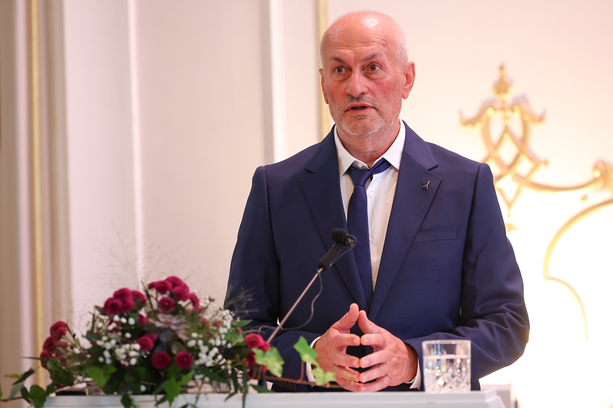 EuroNatur-Preisträger Ardian Koçi hält seine Dankesrede