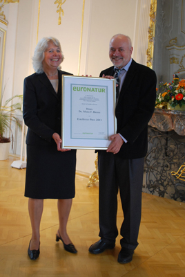 Christel Schroeder überreichte Dr. Mario Broggi im Schloss Mainau den EuroNatur-Preis 2013.