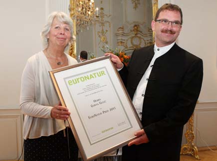 Christel Schroeder übergibt im Weißen Saal des Mainau-Schlosses den EuroNatur-Preis 2011 an den kroatischen Naturschützer Goran Gugic.