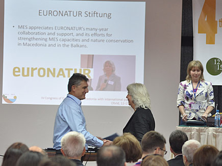MES-Präsident Ljupcho Melovski bedankt sich bei EuroNatur-Präsidentin Christel Schroeder für die langjährige Zusammenarbeit.